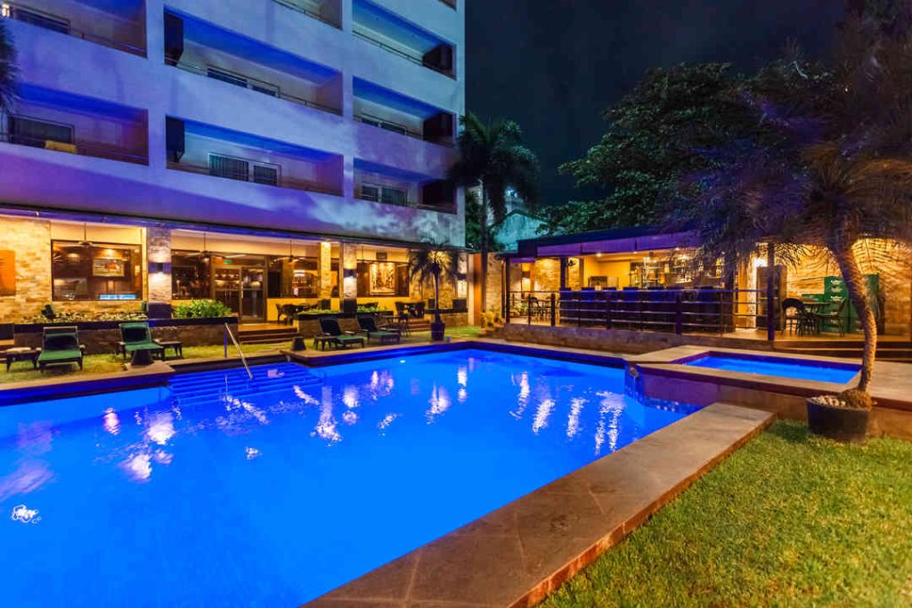 Swimming Pool & Pool Bar